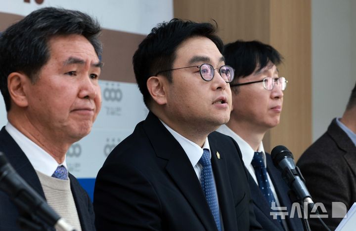 [서울=뉴시스] 고범준 기자 = 15일 서울 종로구 경제정의실천시민연합에서 열린 한덕수 권한대행의 헌법재판관 임명행위 헌법소원 기자회견에서 정지웅 경실련 시민입법위원장이 발언하고 있다. 2025.04.15. bjko@newsis.com