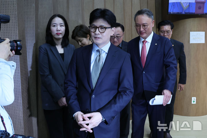 [서울=뉴시스] 권창회 기자 = 제21대 대통령 선거 출마를 선언한 한동훈 전 국민의힘 대표가 15일 서울 여의도 국회 소통관에서 정책 비전 발표를 마치고 고동진, 송석준, 안상훈 의원과 이동하고 있다. 2025.04.15. kch0523@newsis.com
