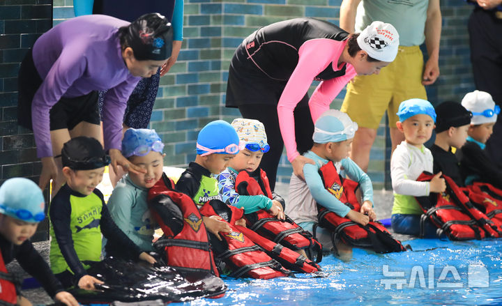 [제주=뉴시스] 우장호 기자 = 세월호 참사 11주기를 하루 앞둔 15일 오후 제주시 과원로의 한 실내 수영장에서 해오름어린이집 원아 만3~5세 어린이들이 제주해양경찰서 소속 대원들에게 생존수영을 배우고 있다. 2025.04.15. woo1223@newsis.com