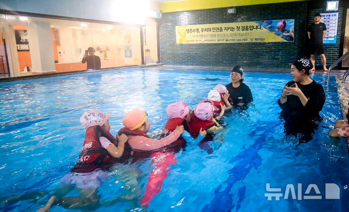 [제주=뉴시스] 우장호 기자 = 세월호 참사 11주기를 하루 앞둔 15일 오후 제주시 과원로의 한 실내 수영장에서 해오름어린이집 원아 만3~5세 어린이들이 제주해양경찰서 소속 대원들에게 생존수영을 배우고 있다. 2025.04.15. woo1223@newsis.com