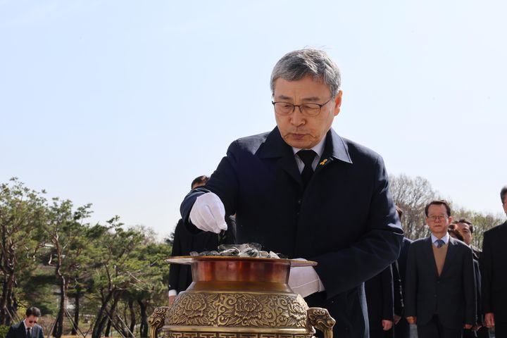 [서울=뉴시스] 정근식 서울시교육감이 지난 15일 4·19 혁명 65주년을 맞아 서울 강북구 국립 4·19민주묘지를 참배하고 있는 모습. (사진=서울시교육청 제공) 2025.04.15. photo@newsis.com *재판매 및 DB 금지