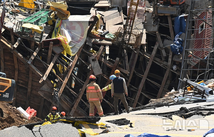[광명=뉴시스] 지난 4월15일 경기 광명시 신안산선 복선전철 붕괴 사고현장에서 구조대원 등 관계자들이 실종자 수색 작업을 하고 있다. 사고 발생 닷새째를 맞아 소방당국은 지하 수색을 위한 진입로 확보 작업과 붕괴 요인 제거 등 안전 조치를 진행한 뒤 구조대원 7명을 지하 공간으로 투입해 실종된 50대 근로자에 대한 수색을 재개했다. (사진=뉴시스 DB). photo@newsis.com