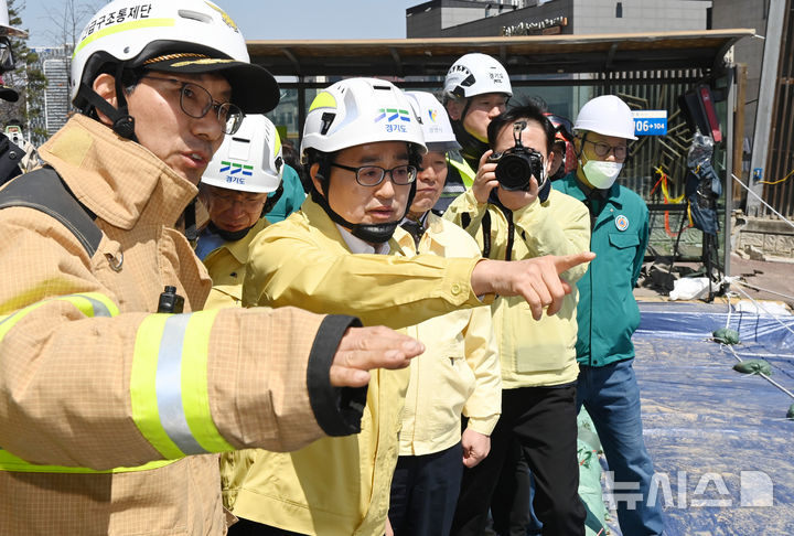 [광명=뉴시스] 김종택 기자 = 더불어민주당 대선 예비후보로 나선 김동연 경기도지사가 15일 경기 광명시 신안산선 복선전철 붕괴 사고현장을 찾아 실종자 수색 상황을 점검하고 있다. 2025.04.15. jtk@newsis.com
