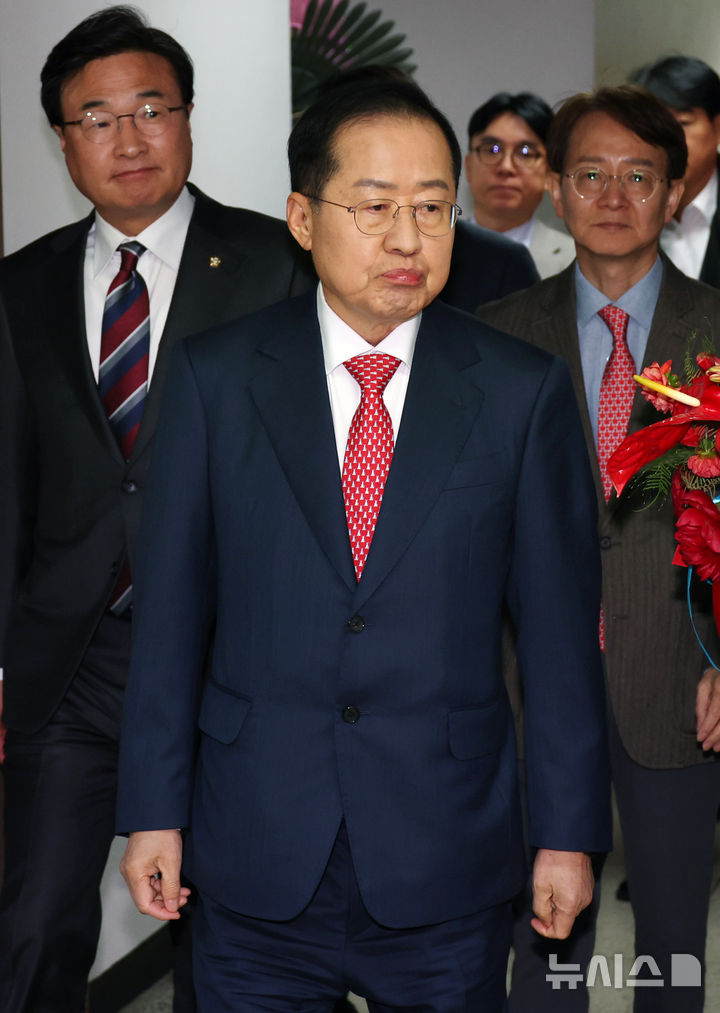 [서울=뉴시스] 조성우 기자 = 제21대 대통령 선거 출마를 선언한 홍준표 전 대구시장이 15일 오후 서울 영등포구 여의도 대하빌딩 경선 캠프에서 열린 '선진대국 국가대개혁 100+1' 정치 부문 비전발표회에 참석하고 있다. 2025.04.15. xconfind@newsis.com