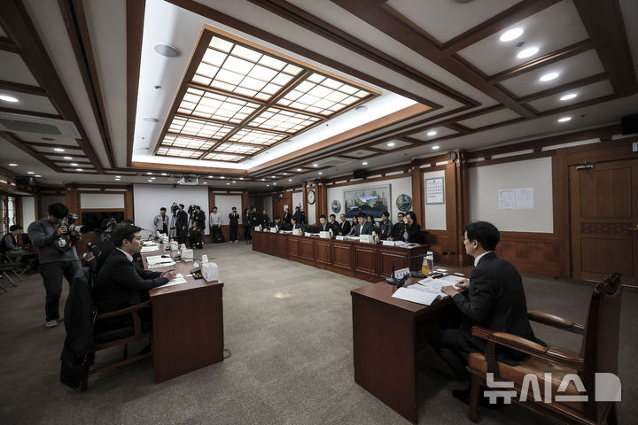 [과천=뉴시스] 정병혁 기자 = 조봉기 중앙선거관리위원회 조사국장이 14일 경기 과천시 중앙선거관리위원회에서 열린 제21대 대통령선거 허위사실공표 및 비방 대응 유관기관 업무협의회에서 발언하고 있다. 2025.04.15. jhope@newsis.com