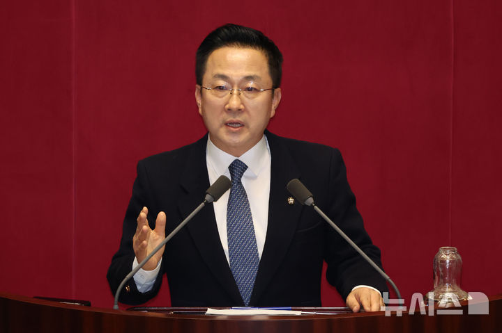 [서울=뉴시스] 권창회 기자 = 박성준 더불어민주당 원내수석부대표가 지난 4월 15일 서울 여의도 국회에서 열린 제424회 국회(임시회) 제3차 본회의에서 의사진행발언을 하고 있다. 2025.04.15. kch0523@newsis.com