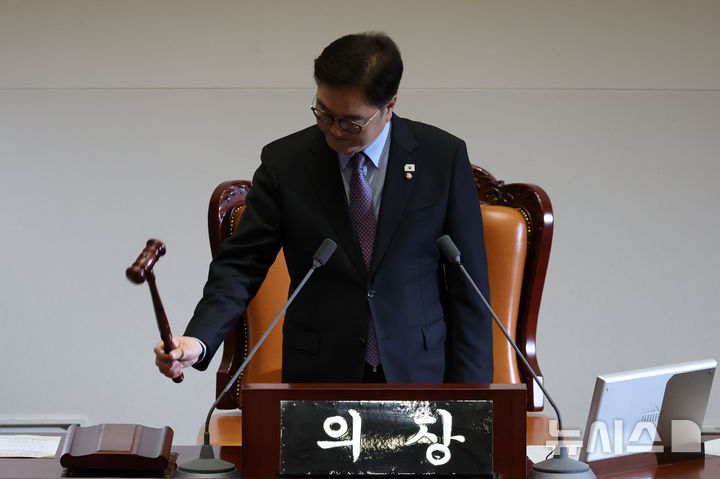 [서울=뉴시스] 권창회 기자 = 우원식 국회의장이 15일 서울 여의도 국회에서 열린 제424회 국회(임시회) 제3차 본회의에서 의사봉을 두드리고 있다. 2025.04.15. kch0523@newsis.com