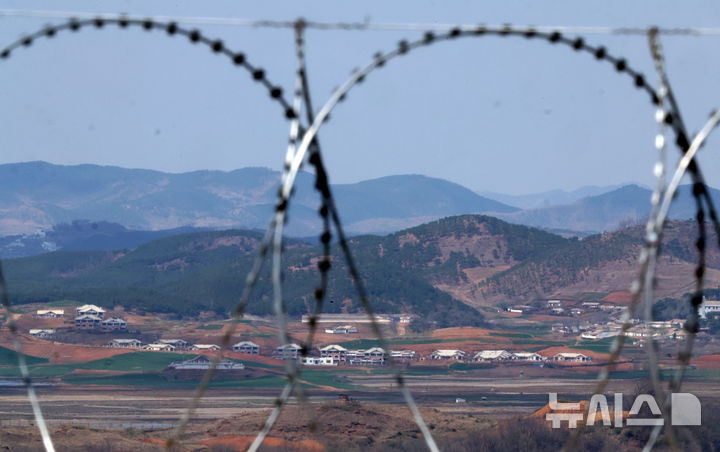[파주=뉴시스] 김금보 기자 = 김일성 북한 주석 생일(태양절)인 15일 경기 파주시 오두산통일전망대에서 바라본 북한 개풍군 마을 일대가 조용한 모습을 보이고 있다. 2025.04.15. kgb@newsis.com