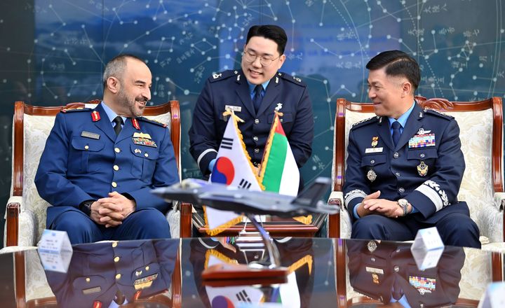 [서울=뉴시스] 이영수 공군참모총장과 아시드 모하메드 알 샴시 UAE공군방공사령관이 15일 계룡대 공군본부에서 양자대담을 하고 있다. (사진=공군 제공) 2025.04.15. photo@newsis.com *재판매 및 DB 금지
