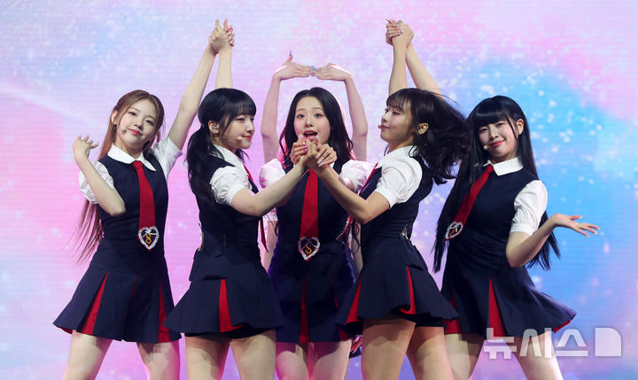 [서울=뉴시스] 김혜진 기자 = 그룹 유니스가 15일 오후 서울 광진구 예스 24 라이브홀에서 열린 두 번째 미니 앨범 '스위시(SWICY)' 발매 기념 쇼케이스에서 무대를 선보이고 있다. 타이틀곡 '스위시(SWICY)'는 젠지 세대 나이대에서 자연스럽게 묻어 나오는 매력을 뽐내는 곡이다. 2025.04.15. jini@newsis.com