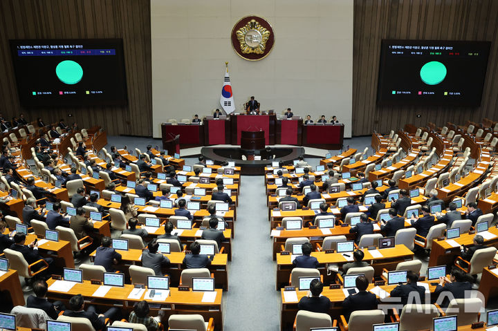 [서울=뉴시스] 권창회 기자 = 15일 서울 여의도 국회에서 열린 제424회 국회(임시회) 제3차 본회의에서 헌법재판소 재판관 이완규, 함상훈 지명 철회 촉구 결의안(위원회안)이 통과되고 있다. 2025.04.15. kch0523@newsis.com