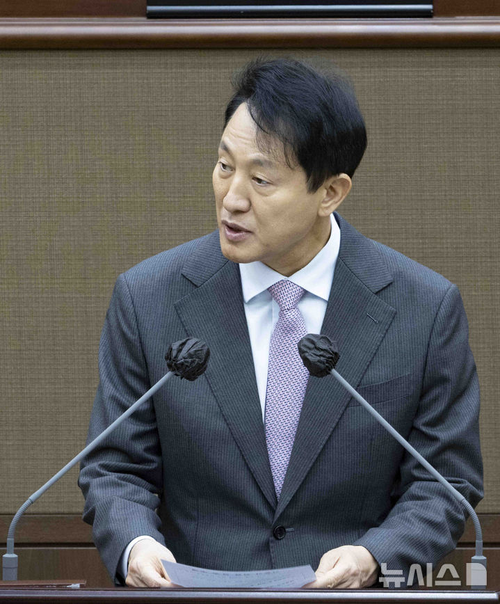 [서울=뉴시스] 김근수 기자 = 제21대 대통령 선거에 불출마를 선언한 오세훈 서울시장이 15일 서울 중구 서울시의회 본회의장에서 열린 제330회 임시회에서 권혁민 신임 서울시 소방재난본부장을 소개하고 있다. 2025.04.15. ks@newsis.com