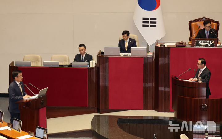 [서울=뉴시스] 권창회 기자 = 최상목 경제부총리 겸 기획재정부 장관이 15일 서울 여의도 국회에서 열린 제424회 국회(임시회) 제3차 본회의 경제 분야 대정부질문에서 이종배 국민의힘 의원 질의에 답하고 있다. 2025.04.15. kch0523@newsis.com