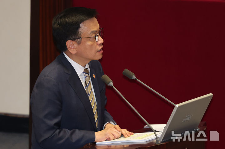 [서울=뉴시스] 권창회 기자 = 최상목 경제부총리 겸 기획재정부 장관이 15일 서울 여의도 국회에서 열린 제424회 국회(임시회) 제3차 본회의 경제 분야 대정부질문에서 의원질의에 답하고 있다. 2025.04.15. kch0523@newsis.com