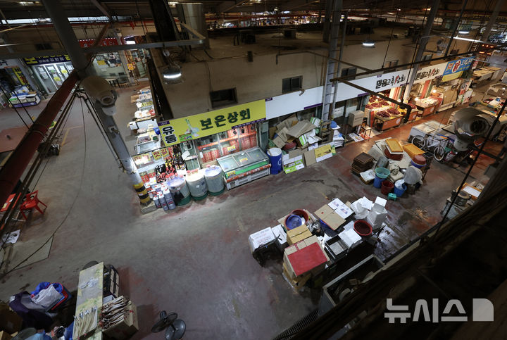 [서울=뉴시스] 김명년 기자 = 서울시내 한 전통시장. 2025.04.15. kmn@newsis.com