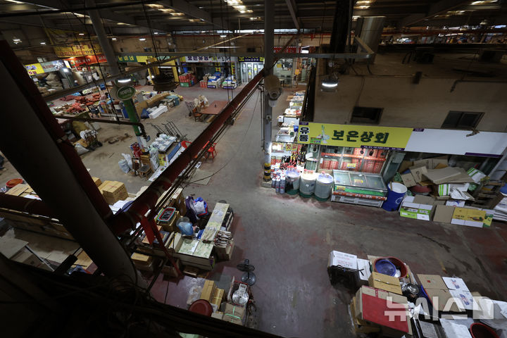 [서울=뉴시스] 김명년 기자 = 15일 서울시내 한 전통시장이 한산한 모습을 보이고 있다. 2025.04.15. kmn@newsis.com