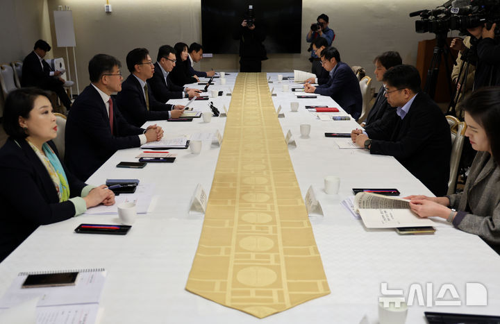 [서울=뉴시스] 배훈식 기자 = 지난해 4월15일 오후 서울 종로구 정부서울청사에서 열린 제1차 연금개혁 특위 범부처 지원TF 회의. 2025.04.15. dahora83@newsis.com