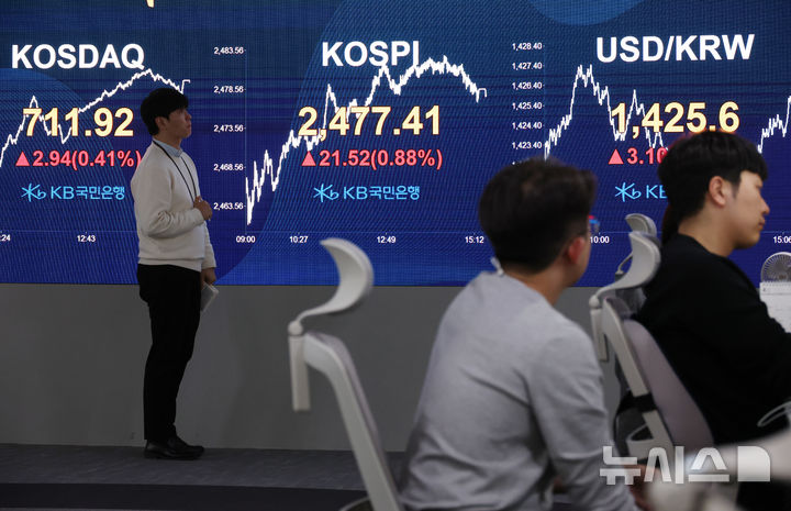 [서울=뉴시스] 조성우 기자 = (기사와 무관한 사진) 전날인 15일 오후 서울 여의도 KB국민은행 스마트딜링룸에서 딜러들이 업무를 보고 있다. 2025.04.15. xconfind@newsis.com