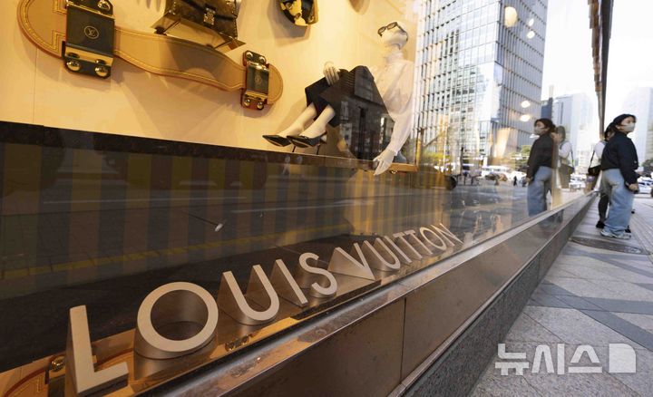 [서울=뉴시스] 김근수 기자 = 15일 서울 시내의 한 백화점 루이비통 매장 앞으로 시민이 지나가고 있다. 프랑스 명품 브랜드 루이비통(Louis Vuitton)이 국내에서 판매하는 일부 가방 제품의 가격을 3%가량 인상했다. 대표 상품인 알마BB(모노그램) 가격은 260만원에서 268만원으로 약 3% 올랐으며, 알마BB(에피) 가격은 277만원에서 285만원으로 약 2.8% 인상됐다. 2025.04.15. ks@newsis.com