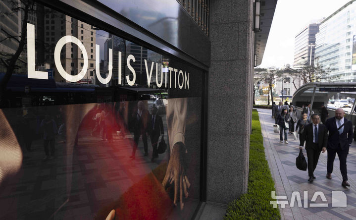 [서울=뉴시스] 김근수 기자 = 15일 서울 시내의 한 백화점 루이비통 매장 앞으로 시민이 지나가고 있다. 2025.04.15. ks@newsis.com