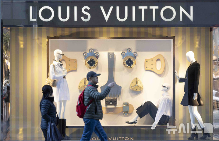 [서울=뉴시스] 김근수 기자 = 15일 서울 시내의 한 백화점 루이비통 매장 앞으로 시민이 지나가고 있다. 프랑스 명품 브랜드 루이비통(Louis Vuitton)이 국내에서 판매하는 일부 가방 제품의 가격을 3%가량 인상했다. 대표 상품인 알마BB(모노그램) 가격은 260만원에서 268만원으로 약 3% 올랐으며, 알마BB(에피) 가격은 277만원에서 285만원으로 약 2.8% 인상됐다. 2025.04.15. ks@newsis.com