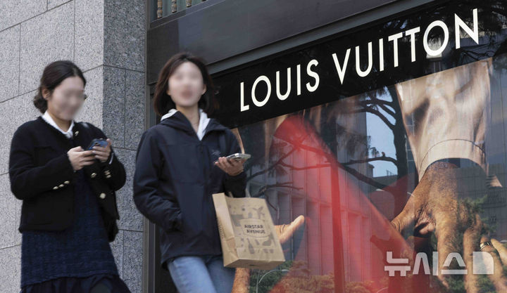 [서울=뉴시스] 김근수 기자 = 15일 서울 시내의 한 백화점 루이비통 매장 앞으로 시민이 지나가고 있다. 2025.04.15. ks@newsis.com