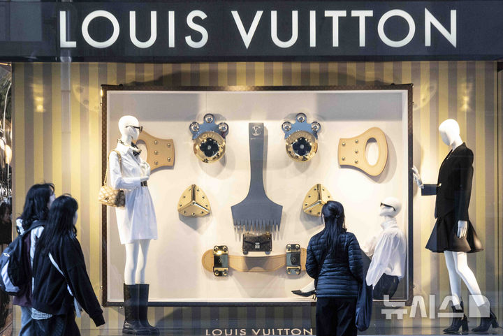 [서울=뉴시스] 김근수 기자 = 15일 서울 시내의 한 백화점 루이비통 매장 앞으로 시민이 지나가고 있다. 프랑스 명품 브랜드 루이비통(Louis Vuitton)이 국내에서 판매하는 일부 가방 제품의 가격을 3%가량 인상했다. 대표 상품인 알마BB(모노그램) 가격은 260만원에서 268만원으로 약 3% 올랐으며, 알마BB(에피) 가격은 277만원에서 285만원으로 약 2.8% 인상됐다. 2025.04.15. ks@newsis.com