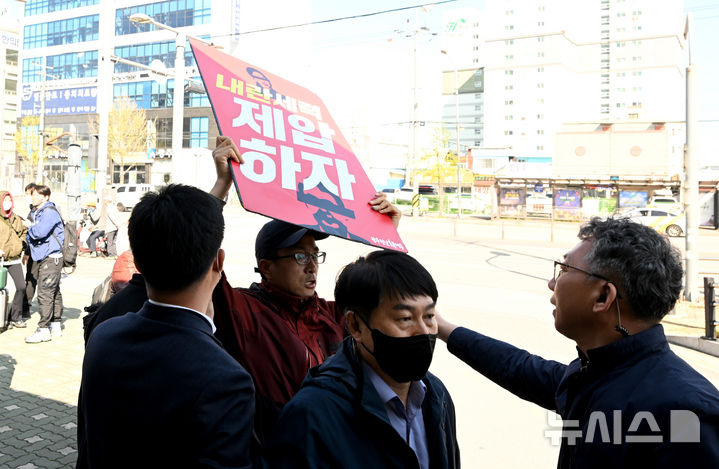 [광주=뉴시스] 김혜인 기자 = 한덕수 대통령 권한대행 겸 국무총리가 광주를 찾은 15일 오후 광주 광산구 광주송정역에서 시민 단체 관계자가 '내란세력 규탄'구호를 외치며 한 권한대행 광주 방문을 강하게 반대하고 있다. 2025.04.15. hyein0342@newsis.com