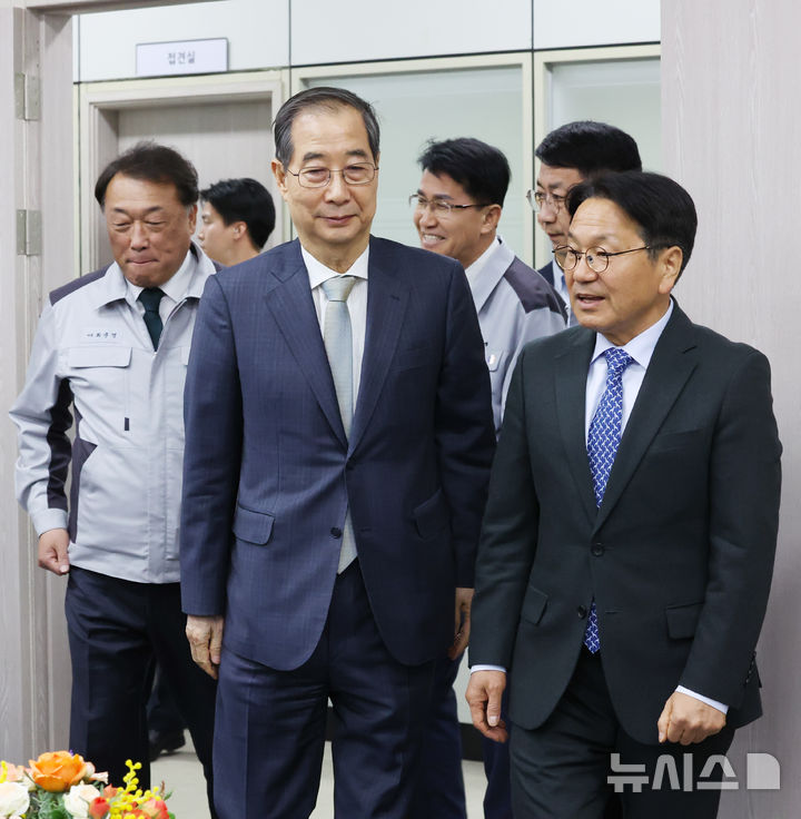 [광주=뉴시스] 조수정 기자 = 한덕수 대통령 권한대행 국무총리가 15일 자동차산업 현장방문차 광주 서구 기아오토랜드 광주공장을 찾아 간담회에 입장하고 있다. 왼쪽부터 최준영 기아 사장, 한 대통령 권한대행, 강기정 광주시장. 2025.04.15. chocrystal@newsis.com
