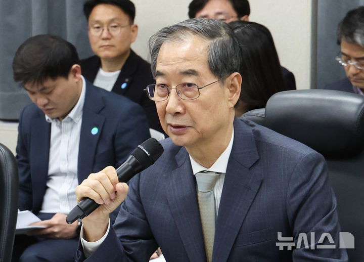 [광주=뉴시스] 조수정 기자 = 한덕수 대통령 권한대행 국무총리가 15일 광주 서구 기아오토랜드 광주공장에서 열린 자동차산업 현장방문 간담회에서 발언하고 있다. 2025.04.15. chocrystal@newsis.com