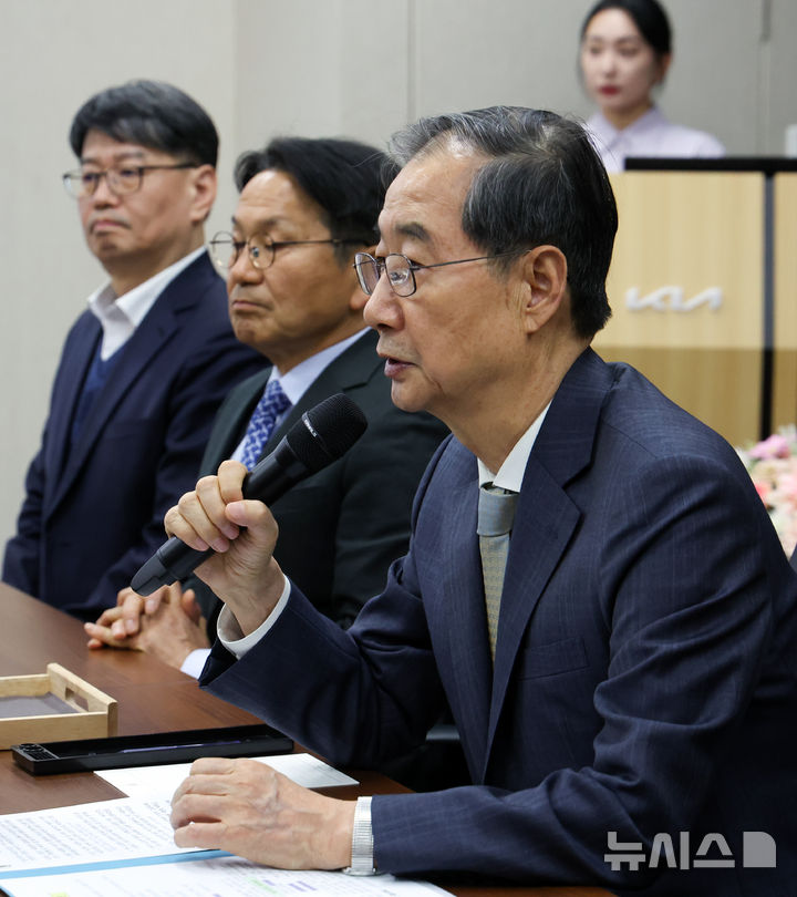 [광주=뉴시스] 조수정 기자 = 한덕수 대통령 권한대행 국무총리가 15일 광주 서구 기아오토랜드 광주공장에서 열린 자동차산업 현장방문 간담회에서 발언하고 있다. 2025.04.15. chocrystal@newsis.com