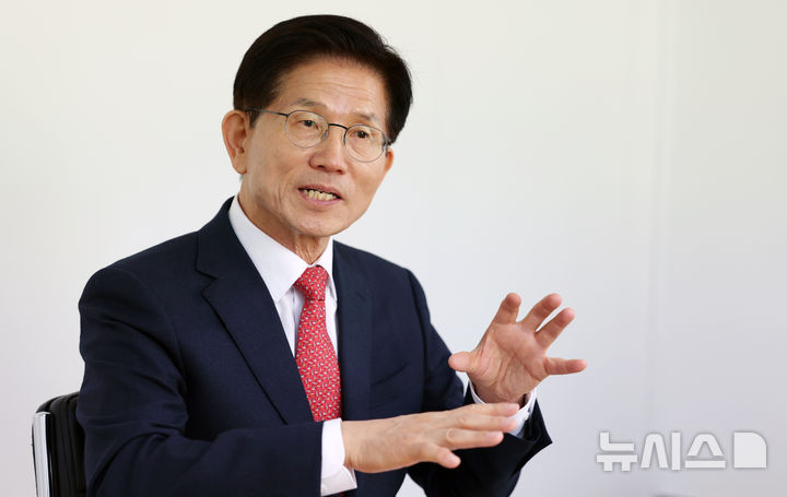 [서울=뉴시스] 조성우 기자 = 제21대 대통령 선거 출마를 선언한 김문수 전 고용노동부 장관이 지난 15일 서울 영등포구 여의도 대하빌딩 경선 캠프에서 뉴시스와 인터뷰를 하고 있다. 2025.04.16. xconfind@newsis.com