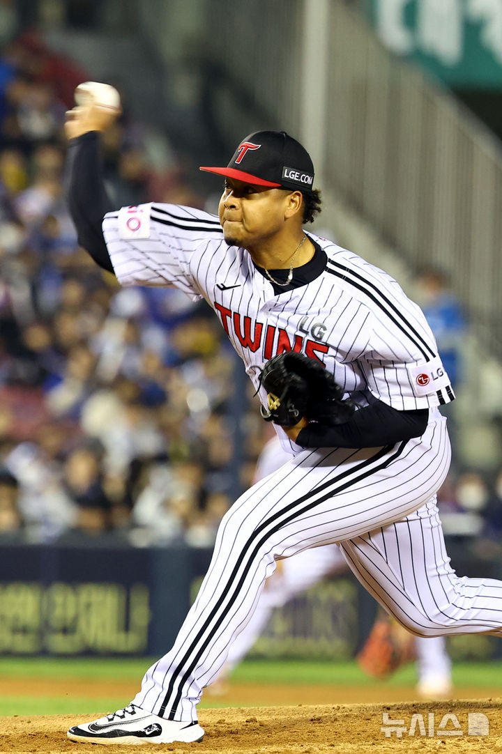 [서울=뉴시스] 박주성 기자 = 15일 오후 서울 송파구 잠실야구장에서 열린 프로야구 2025 KBO리그 삼성 라이온즈 대 LG 트윈스의 경기, LG 선발 에르난데스가 5회초 까지 무실점으로 역투하고 있다. 2025.04.15. park7691@newsis.com