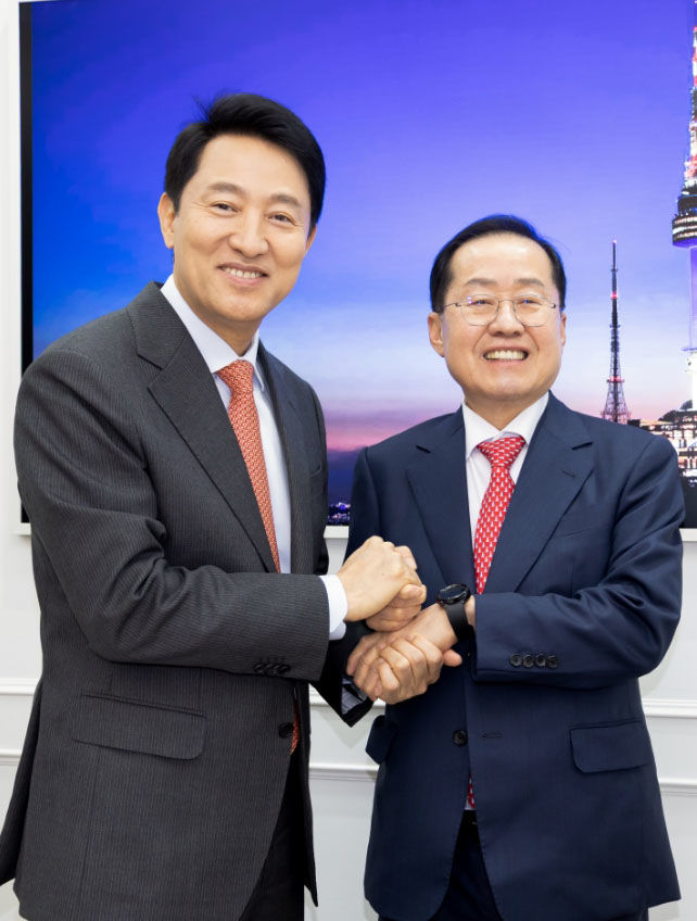 [서울=뉴시스] 조성봉 기자= 대선출마를 선언한 홍준표 전 대구시장이 15일 오후 서울 용산구 한남동 서울파트너스하우스에서 만찬 회동을 마치고 기념촬영을 하고 있다.(사진=홍준표 캠프 제공) 2025.04.15. photo@newsis.com *재판매 및 DB 금지