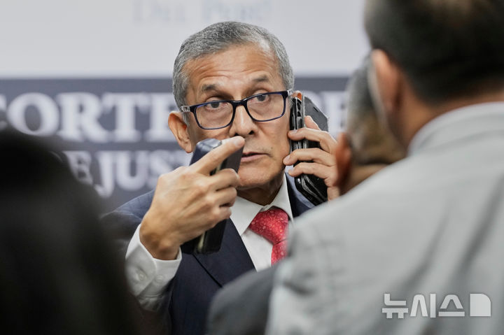 [리마=AP/뉴시스] 페루 제3형사법원은 15일(현지 시간) 돈세탁 등 혐의로 기소된 오얀타 우말라(62) 전 대통령과 부인 나디네 에레디아(48)에 대해 각각 징역 15년을 선고했다. 사진은 우말라 전 대통령이 이날 리마 법원을 나서면서 휴대폰으로 통화하는 모습. 2025.04.16.