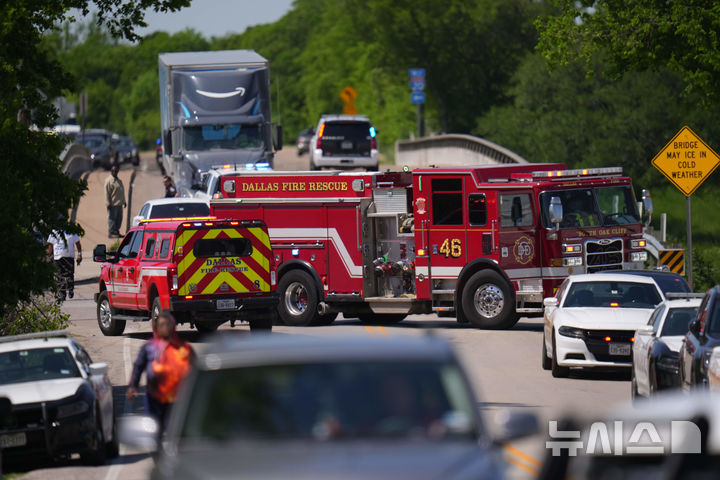 [댈러스=AP/뉴시스] 15일(현지 시간) 미 텍사스주 댈러스의 윌머-허친스 고등학교에서 총격이 발생해, 출동한 소방차가 학교 진입로를 봉쇄하고 있다. 학교 당국은 정확한 사건 경위는 밝히지 않은 채, 학생들이 대피했으며 학교는 현재 안정을 되찾았다고 밝혔다. 2025.04.18.