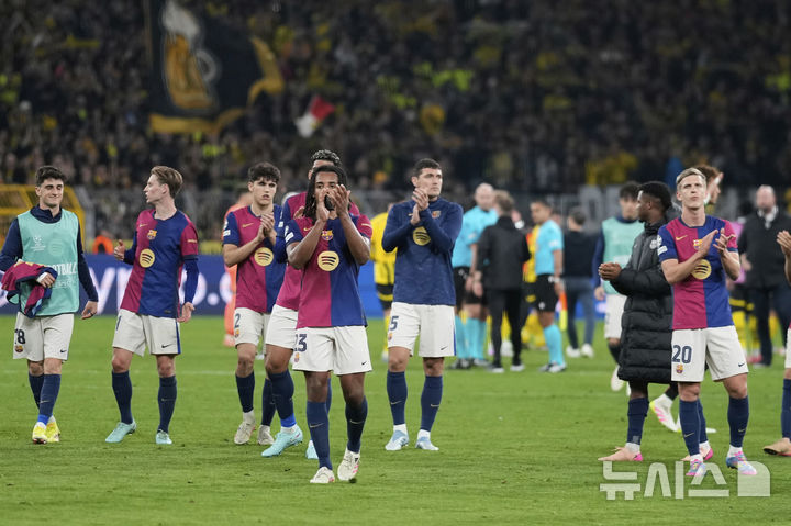 [도르트문트=AP/뉴시스] 15일(현지 시간) 독일 도르트문트의 지그날 이두나 파크에서 열린 2024~2025시즌 유럽축구연맹(UEFA) 챔피언스리그(UCL) FC바르셀로나와 보루시아 도르트문트의 경기 후 4강 진출을 확정한 바르셀로나 선수들이 팬들에게 인사하고 있다. 2025.04.16.