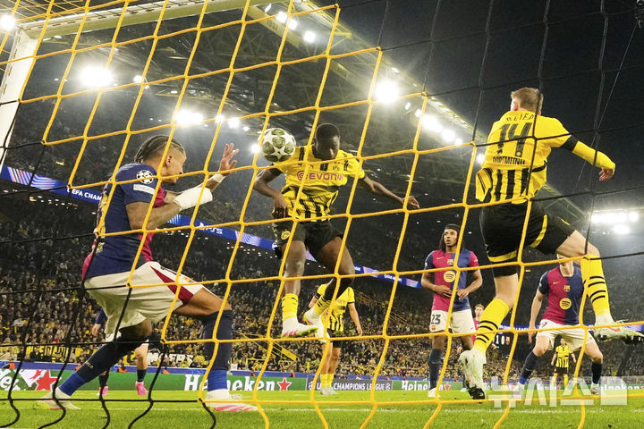 [도르트문트=AP/뉴시스] 15일(현지 시간) 독일 도르트문트의 지그날 이두나 파크에서 열린 2024~2025시즌 유럽축구연맹(UEFA) 챔피언스리그(UCL) FC바르셀로나와 보루시아 도르트문트의 경기에서 세루 기라시(가운데)가 이날 경기 자신의 두 번째 골을 넣고 있다. 2025.04.16.