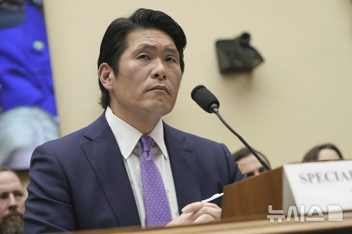 [워싱턴=AP/뉴시스]미 법무부 특별검사 로버트 허가 2024년 3월12일 워싱턴 국회의사당에서 열린 하원 사법위원회 청문회에서 의원들의 질문을 받고 있다. 미국 최고의 명문 대학 중 하나인 하버드 대학에 22억 달러(약 3조1326억원)의 보조금과 6000만 달러(약 854억원) 이상의 계약을 동결한 도널드 트럼프 대통령에 맞서 법정 공방에 나선 하버드 대학의 법정 대리인으로 로버트 허 미 법무부 전 수석 차관보와 윌리엄 버크 변호사가 나선 것에 대해 비상한 관심이 쏠리고 있다. 2025.04.18.