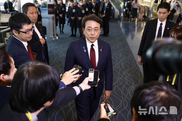 [도쿄=AP/뉴시스] 일본 정부는 도널드 트럼프 미국 행정부와 관세 협상에서 조선 분야 협력 계획 책정을 제안했다고 12일 일본 공영 NHK는 보도했다. 사진은 일본 무역 협상단을 이끄는 아카자와 료세이 경제재생상이 지난달 16일 도쿄 하네다 국제공항에서 출국길 만난 취재진과 기자회견 하고 있는 모습. 2025.05.12.