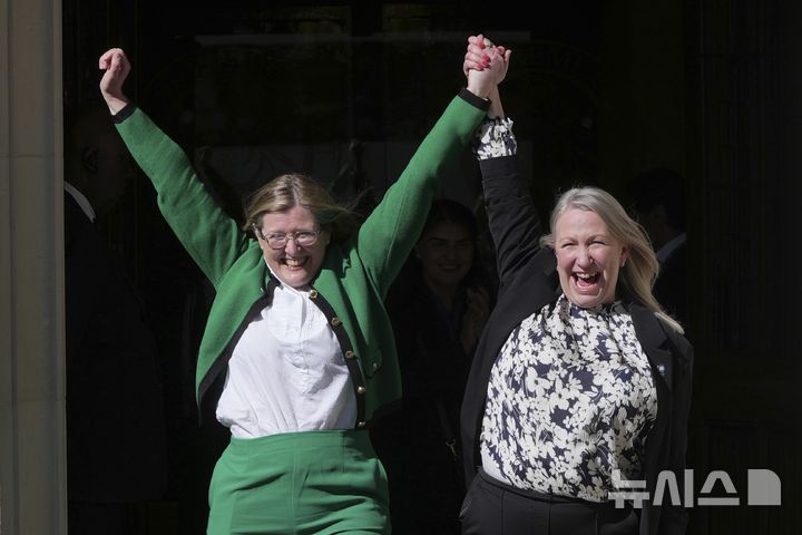 [런던=AP/뉴시스]영국 대법원이 지난 16일(현지시각)여성의 성은 태어날 때의 성을 의미한다고 판결한 뒤 소송을 청구했던 위민 포 스코틀랜드(Women for Scotlland)의 매리언 캘더 와 수전 스미스 대표가 환호하고 있다. 미국은 물론 유럽에서도 성전환자에 대한 법적 공격이 강해지고 있다. 2025.4.18.