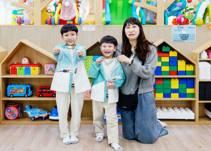 [칠곡=뉴시스] 이혜선씨가 아이들과 함께 폐건전지를 들고 사진을 찍고 있다. (사진=칠곡군 제공) 2025.04.16 photo@newsis.com *재판매 및 DB 금지