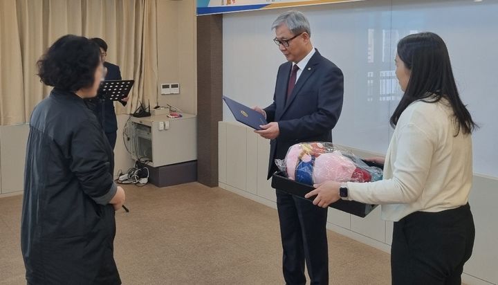 [구미=뉴시스] 박정학 이사장이 장학금을 전달하고 있다. (사진=구미신협 제공) 2025.04.16 photo@newsis.com *재판매 및 DB 금지