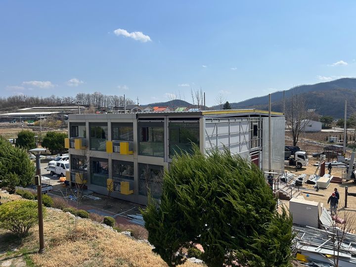 [안동=뉴시스] 경북도가 산불 이재민들의 임시주택으로 안동시 일직면 망호리에 짓고 있는 모듈러 주택. (사진=경북도 제공) 2025.04.16 photo@newsis.com *재판매 및 DB 금지