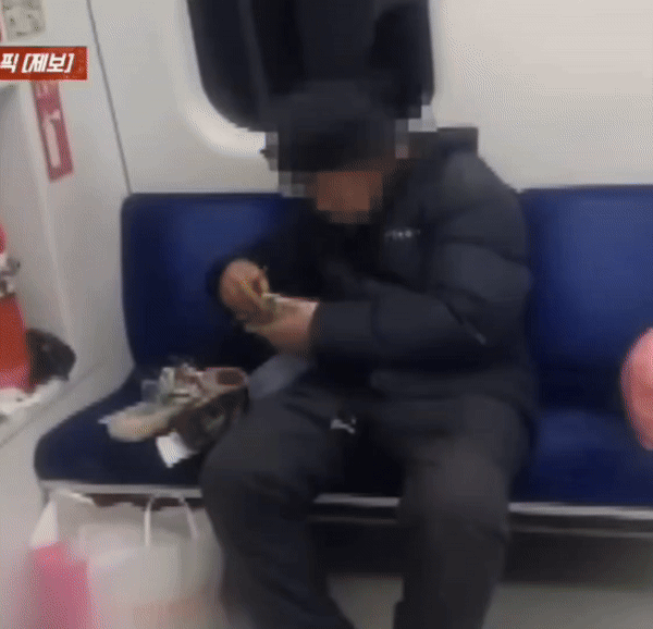 [서울=뉴시스] '사건반장'에 제보된 지하철 내에서 식사를 하는 남성의 모습이다 (사진=JTBC News 유튜브 캡쳐) 2025.04.16. photo@newsis.com *재판매 및 DB 금지 *재판매 및 DB 금지