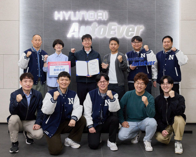 현대오토에버 내비게이션사업부 구성원들이 차세대 내비게이션의 서울모빌리티어워드 수상을 축하하고 있다.(사진=현대오토에버 제공) *재판매 및 DB 금지
