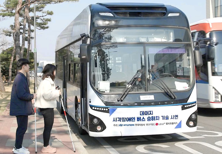 [서울=뉴시스] LG유플러스는 현대자동차∙기아와 교통약자인 시각장애인이 안전하게 대중교통을 이용하는 특화 단말 실증사업을 성공적으로 마쳤다고 16일 밝혔다. 사진은 연구원들이 데이지 솔루션을 이용해 시각장애인의 버스 탑승을 시연하는 모습.(사진=LGU+ 제공) *재판매 및 DB 금지