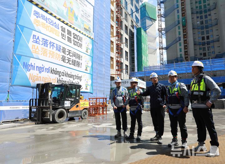 [서울=뉴시스] 서울 반포 3주구 재건축 현장에서 추락위험 예방 표지판 설치 상태를 확인하는 삼성물산 안병철 CSO와 현장 직원들.