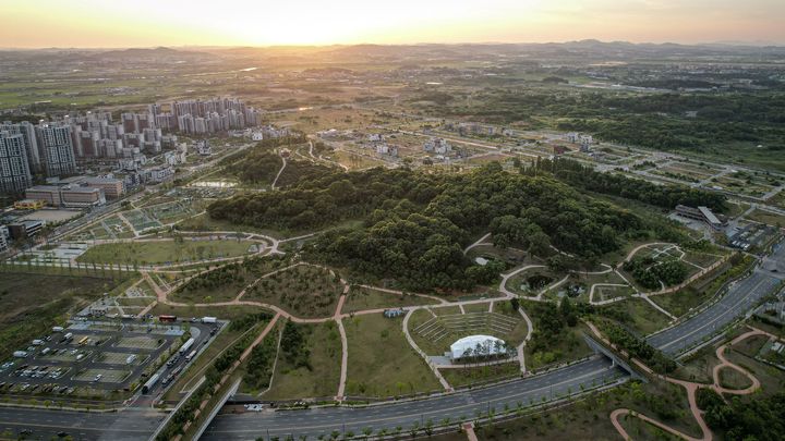 [서울=뉴시스] 한국토지주택공사(LH)의 공기정화 도시숲 예시인  평택고덕 함박산 중앙공원. 2025.04.16. (사진=LH 제공) photo@newsis.com *재판매 및 DB 금지