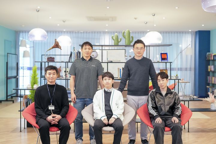 [울산=뉴시스] 울산과학기술원(UNIST) 연구진. 장지욱 교수(오른쪽 위부터 반시계 방향), 서관용 교수, 이명현 연구원, 진원주 박사, 장원식 박사. (사진=UNIST 제공) 2025.04.16. photo@newsis.com *재판매 및 DB 금지